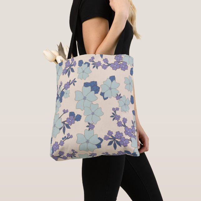 Blaue Blumen, violette Blumen, Blumenmuster Tasche (Von Nahem)