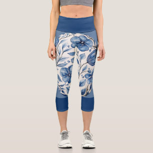 Blaue Blüte auf hellblau mit dunkelblauer Band Capri Leggings