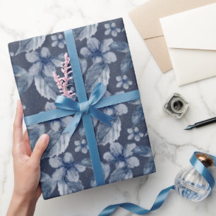 Blaue Blüten im Wasser auf blauem Hintergrund Geschenkpapier
