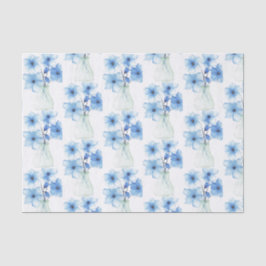 Blaue Blüten in Glasvase Seidenpapier