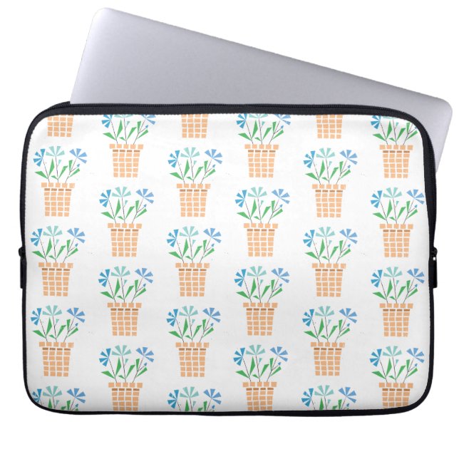 Blaue Blüten in Holztöpfen Laptopschutzhülle (Vorderseite)