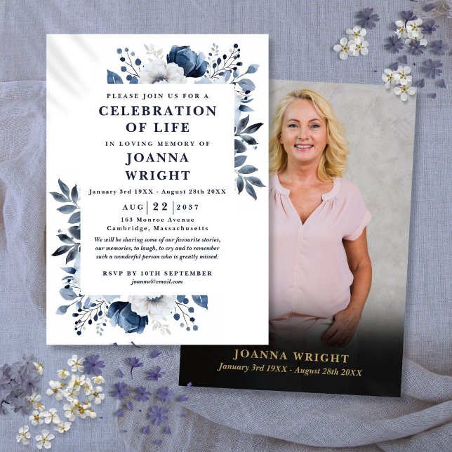 Blaue Blütenfeier zur Beerdigung des Fotos Einladung (Navy Blue Floral Celebration Of Life Funeral Photo Invitation)