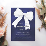 Blaue Bogen Sweet 16 Einladung<br><div class="desc">Ein marineblau,  uneinheitlich farbiger Hintergrund,  mit einem großen weißen Bogen verziert. Personalisieren und fügen Sie einen Namen und Party-Details hinzu.</div>