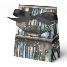 Blaue Bücher und Blumen auf dem Bücherregal