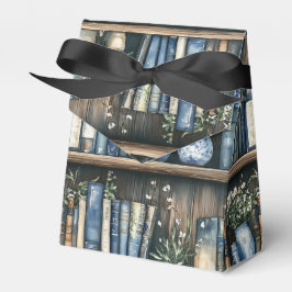 Blaue Bücher und Blumen auf dem Bücherregal Geschenkschachtel