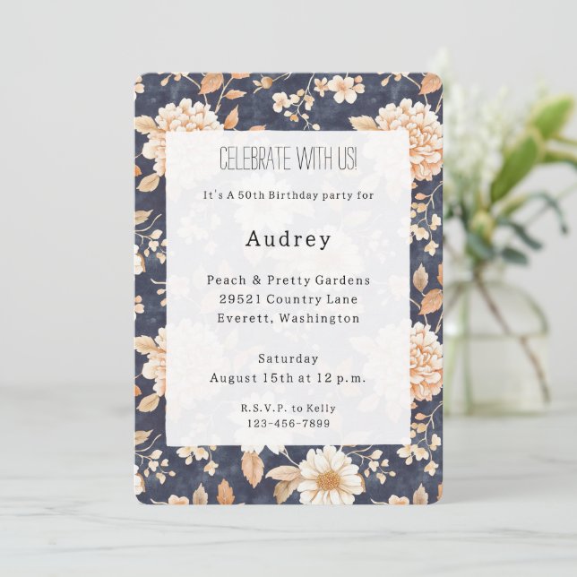 Blaue Creme Peach Floral 50. Geburtstag Einladung (Stehend Vorderseite)