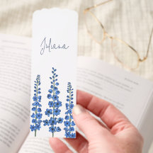 Blaue Delphinium-Blume im Juli