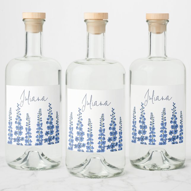 Blaue Delphinium-Blume im Juli Alkoholflaschenetikett (Flaschen)