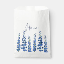 Blaue Delphinium-Blume im Juli Geschenktütchen