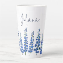 Blaue Delphinium-Blume im Juli