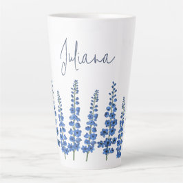 Blaue Delphinium-Blume im Juli Milchtasse