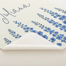 Blaue Delphinium-Blume im Juli Sherpadecke