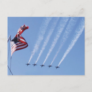 Blaue Engel fliegen und eine amerikanische Flagge  Postkarte