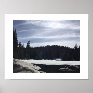 Blaue Farbfotografie aus gefrorenem Lake Poster