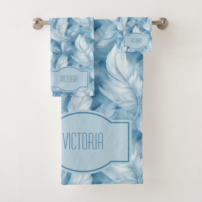 Blaue Federn Zarte Hellblaue Monogrammierte Badhandtuch Set (Insitu)