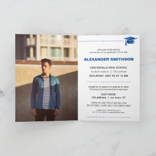 Blaue Fette GRADUATE-Buchstaben und Schirmmütze zu Einladung