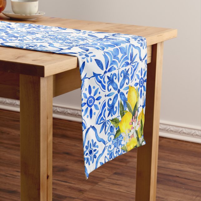 Blaue Fliesen und Zitronen im mediterranen Stil Kurzer Tischläufer (Beispiel)