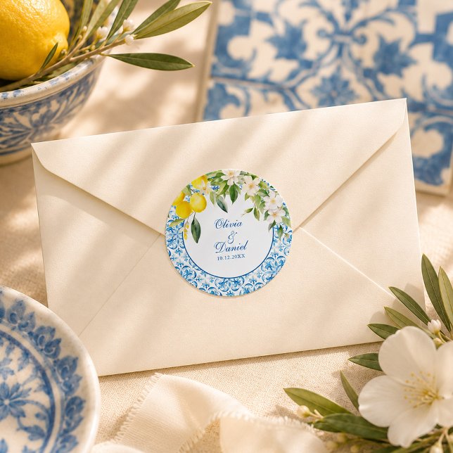 Blaue Fliesen und Zitronenhochzeiten im Mittelmeer Runder Aufkleber (Mediterranean Tile & Lemon Favor Sticker on an elegant envelope)