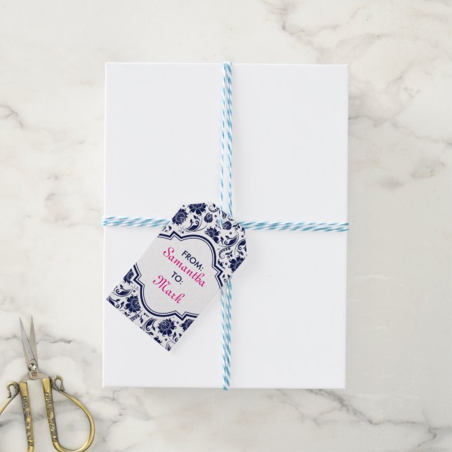 Blaue Floral-Damasken mit weißem Hintergrund Geschenkanhänger (Mit Garn)