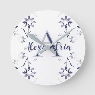 Blaue Florale Personalisierte Monogramm Name Runde Wanduhr