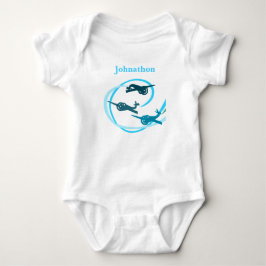 Blaue Flugzeug mit wirbelnden Dampfwegen Baby Strampler