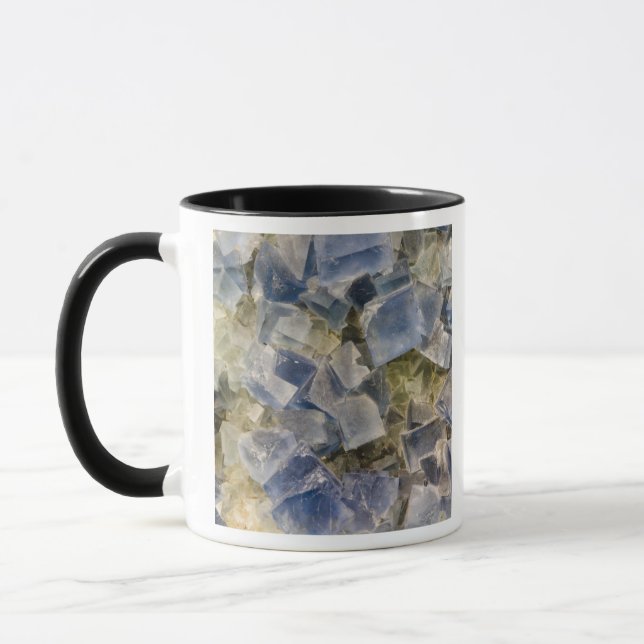 Blaue Fluorit-Kristalle in der Matrix Tasse (Links)