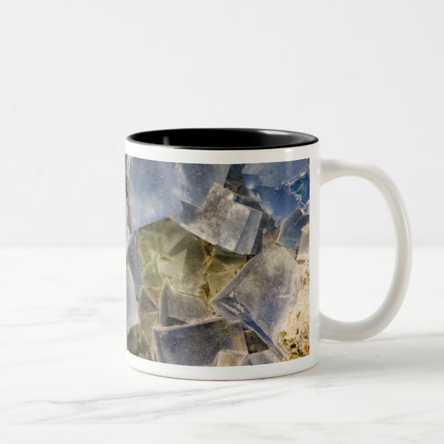 Blaue Fluorit-Kristalle in der Matrix Zweifarbige Tasse (Rechts)