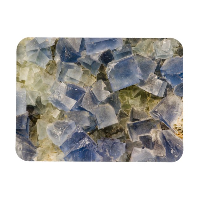 Blaue Fluoritkristalle in Matrix Magnet (Horizontal)