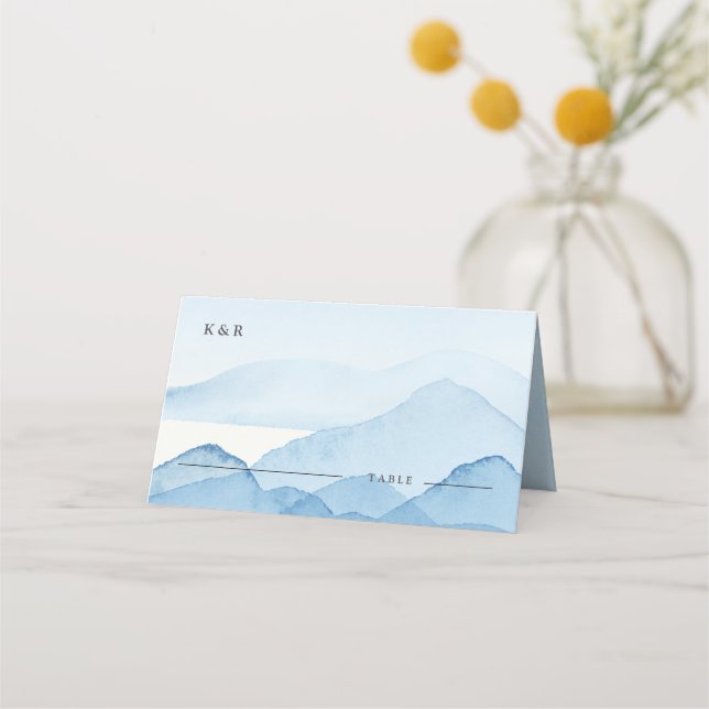 Blaue Gebirgslandschaft Hochzeitsszene Platzkarte (Vorderseite)