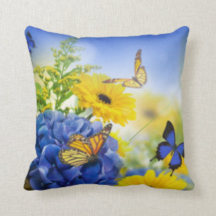 Blaue gelbe Blumen mit Schmetterlingen Kissen