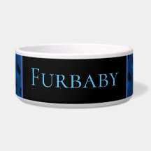 Blaue gemusterte Schüssel für Haustiere.