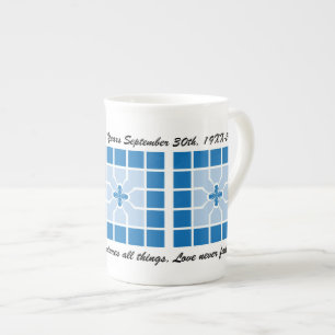 Blaue Geometrie zum Hochzeitstag mit Namen Prozellantasse