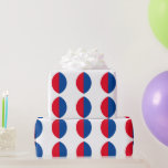Blaue geometrische Muster in roten Farben Geschenkpapier<br><div class="desc">Entworfen mit niedlichen farbigen roten,  blauen Mustern in solidem weißem Hintergrund. Sie können die Hintergrundfarbe beliebig ändern. Ideal für Geburtstage,  Feiertage oder Feierlichkeiten oder patriotische Veranstaltungen!</div>