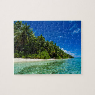 Blaue Gewässer eines tropischen Strandes