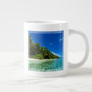 Blaue Gewässer eines tropischen Strandes Jumbo-Tasse