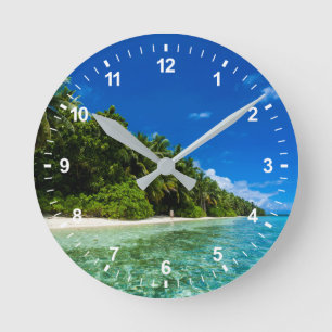 Blaue Gewässer eines tropischen Strandes Runde Wanduhr