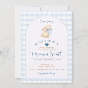 Blaue Gingham-Baby-Party - Ein Häschen ist auf dem Einladung