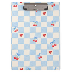 Blaue Gingham-Kirschmuster mit rosa Herzen – Gesch Klemmbrett