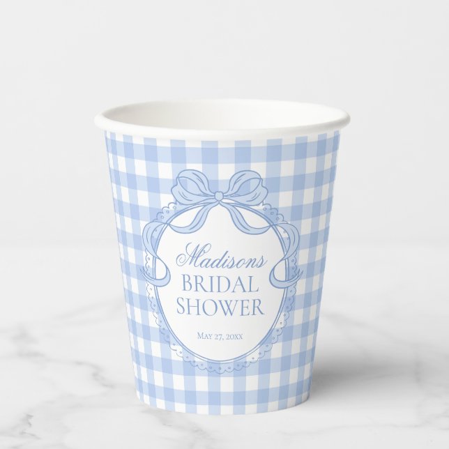 Blaue Gingham-Kokette-Bow-Brautparty Pappbecher (Vorderseite)