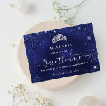 Blaue Glitzer aus Quinceanera Glitzern Save The Date<br><div class="desc">Eine gmädchenhafte und trendige Save the Date-Karte für eine Quinceañera,  15. Geburtstagsfeier. Ein marineblau,  uneinheitlich farbiger Hintergrund. Dekoriert mit Imitaten Glitzer Glitzern und eine Tiara,  Krone. Der Text: Save the Date ist mit einem großen angesagten,  handgeschriebenen Stilskript geschrieben.</div>