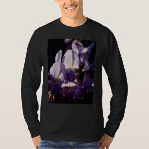 Blaue Glyzinienblüten unscharfer Hintergrund mit S T-Shirt