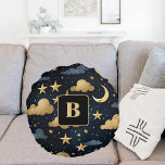 Blaue goldene Himmelsmornsterne Monogramm Rundes Kissen<br><div class="desc">Dunkelblauer Hintergrund mit Wolken,  goldenen Sternen und Monden. Personalisieren Sie den Monogramm-Brief des Babys und fügen Sie ihn hinzu.</div>