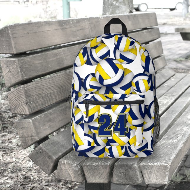 Blaue goldene Schule - Name des Volleyballspielers Bedruckter Rucksack (Backpack with a volleyball player's jersey number, sitting on an outdoor bench)