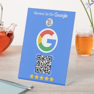 Blaue Google-Bewertungsanzeige für Unternehmen mit Sockelschild