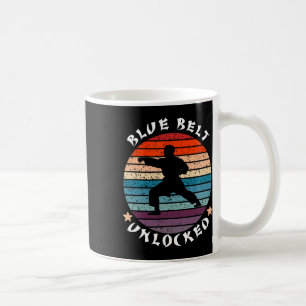 Blaue Gürtelstufe freigeschaltete Errungenschaft K Kaffeetasse