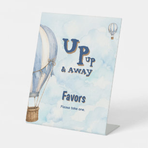 Blaue Heißluftballon-Favor mit Auf Auf und Davon Sockelschild