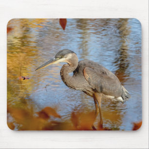 Blaue Herone gerahmt mit Laubblättern Mousepad