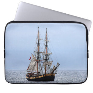 Blaue Himmel auf dem Wasserboot Laptopschutzhülle