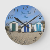 blaue Himmel der englischen Küste und Strandhütten