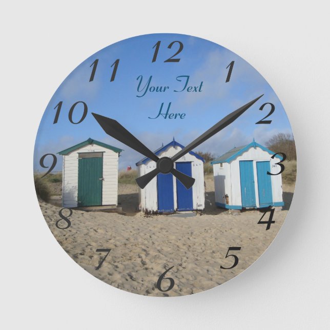 blaue Himmel der englischen Küste und Strandhütten Runde Wanduhr (Vorderseite)